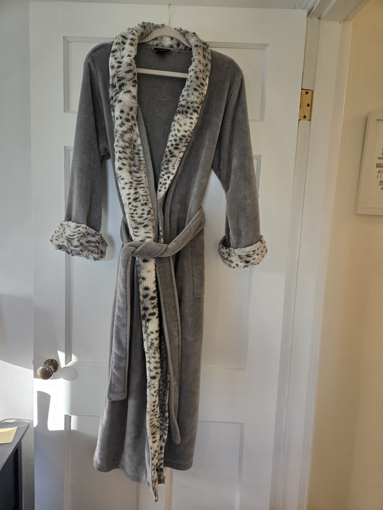 Natori Other - Natori Light Gray Plush Robe with Spotted Trim